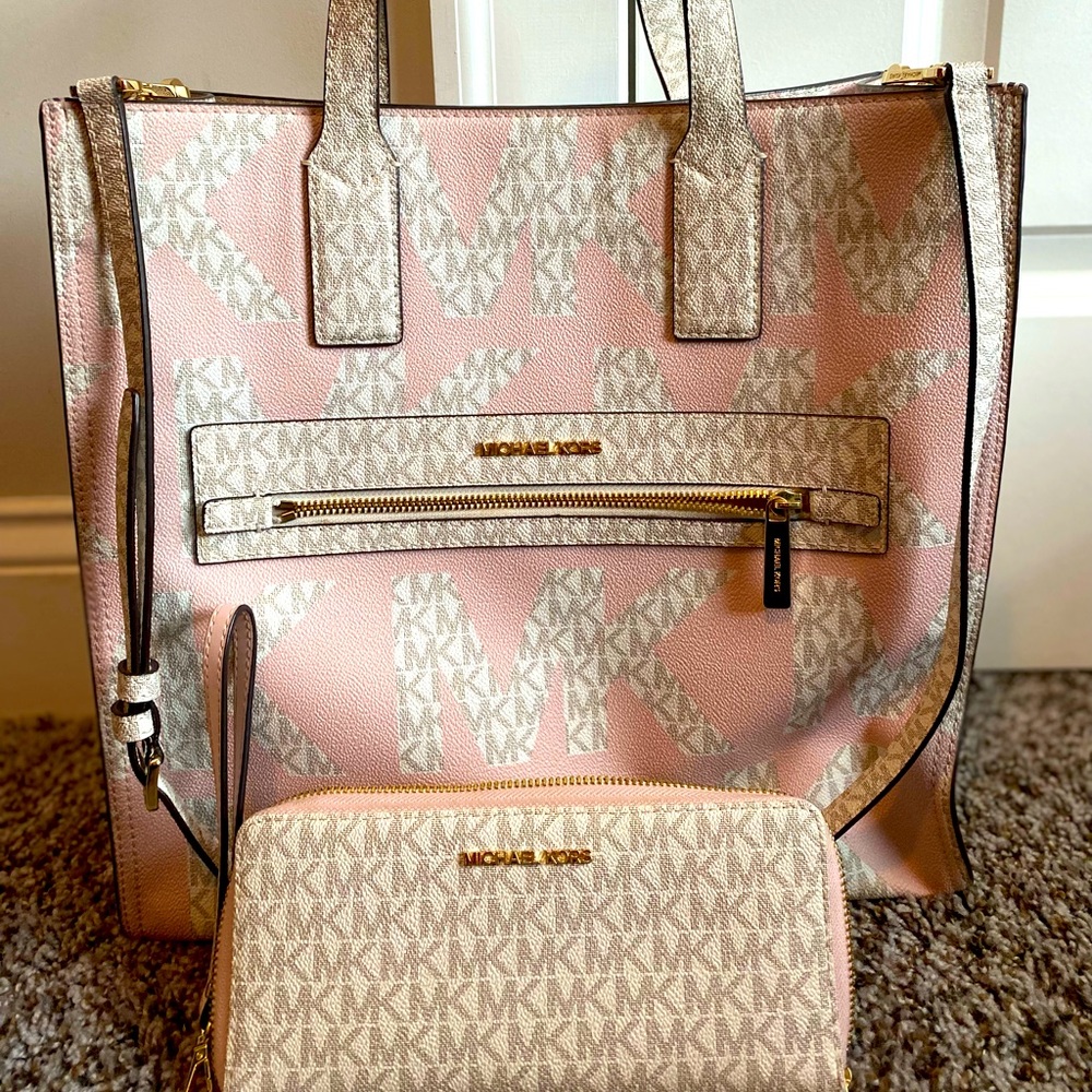Women’s authentic signature Michael Kors Large purse w/ wallet/wristlet.